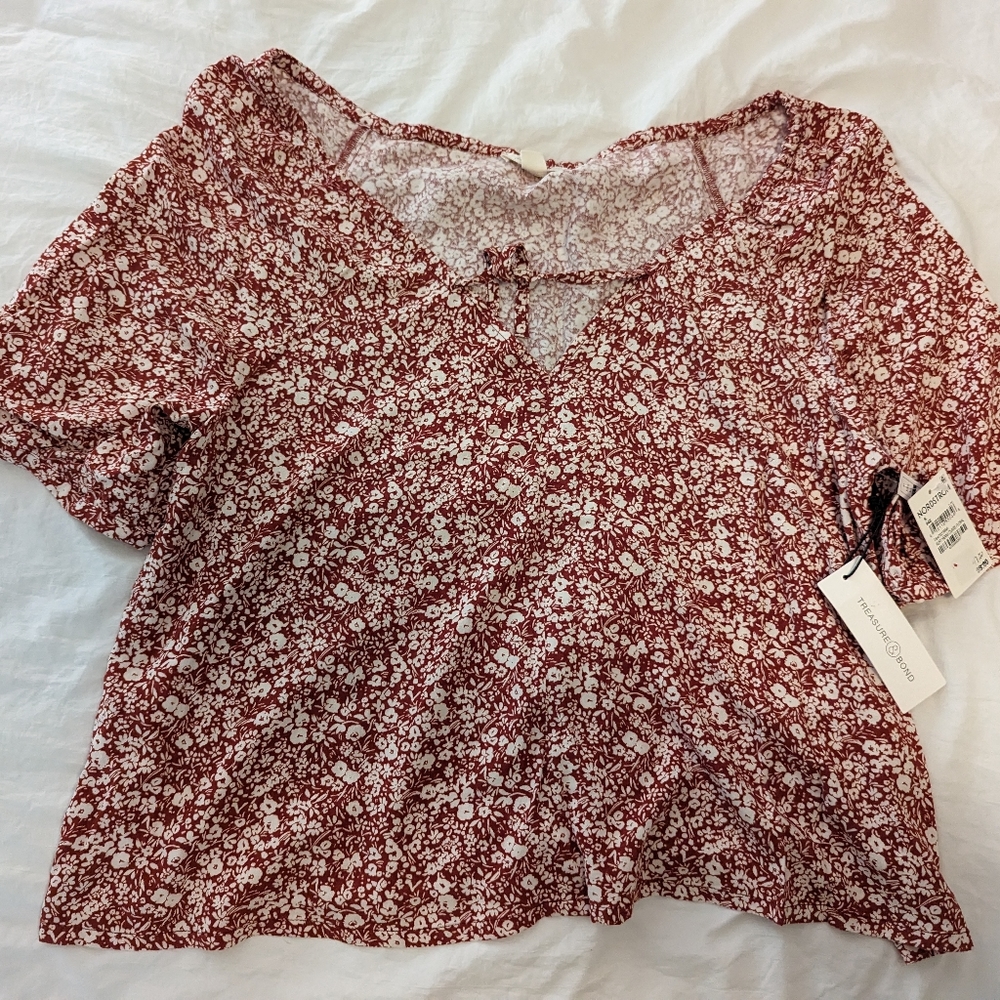 NWT Treasure & Bond Button Down Floral Blouse. Short sleeve. Size Small